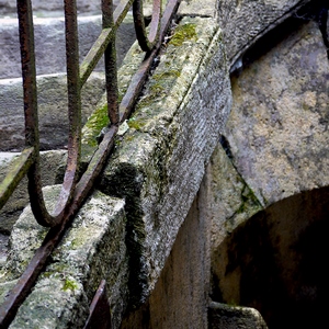 Eléments d'escalier en pierre et métal avec rouille et mousse - Belgique  - collection de photos clin d'oeil, catégorie rues
